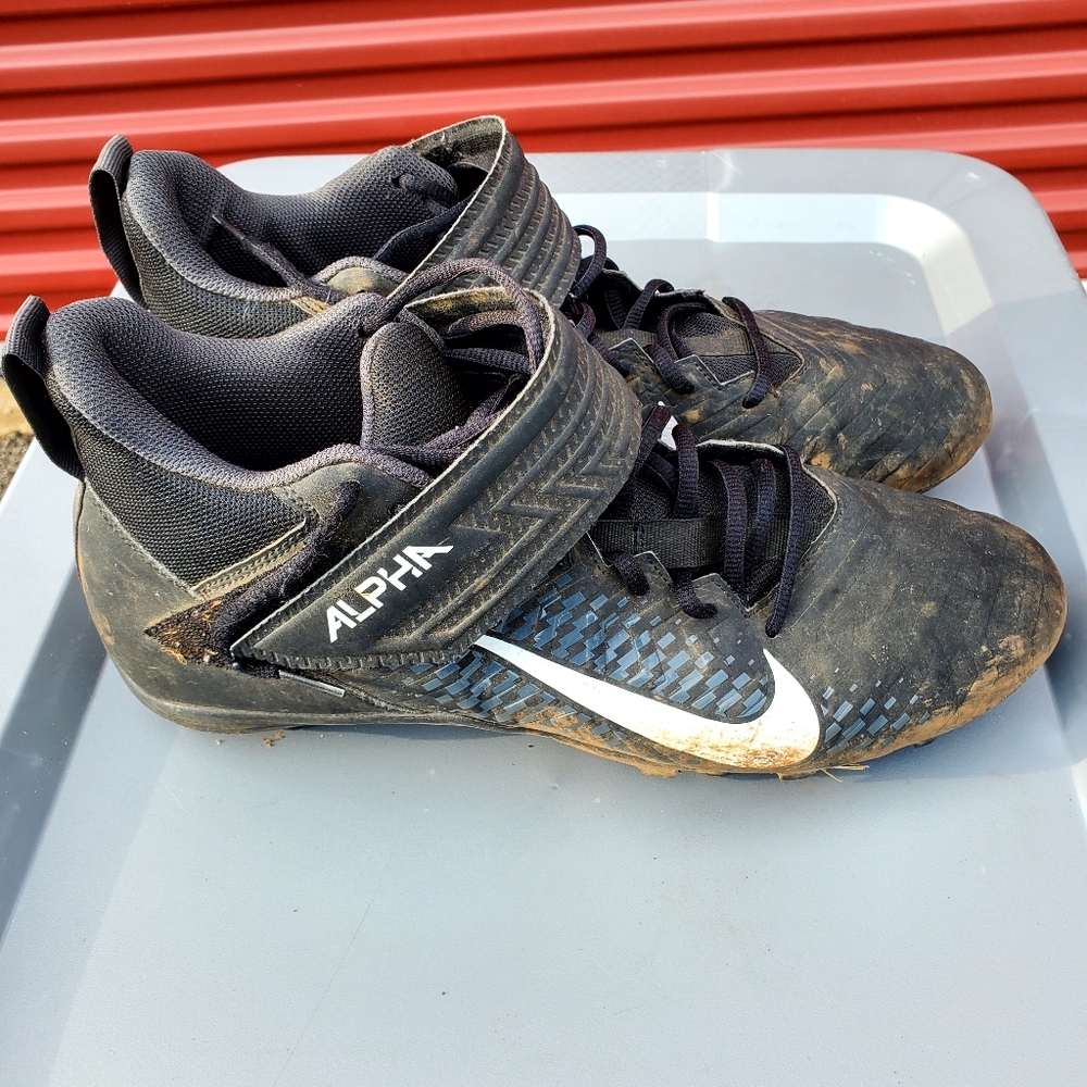 Nike Men's Alpha Menace Varsity 2 Mid Football Cleats size 13